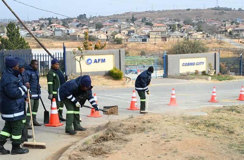 Johannesburg leaders visited Cosmo City to inspect roads damaged by illegal water use and vandalism as part of the War on Potholes campaign.