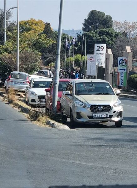 E-hailing drivers are parking along Bond Street in Ferndale, causing traffic issues for residents, who have approaches JMPD for assistance in stopping them.