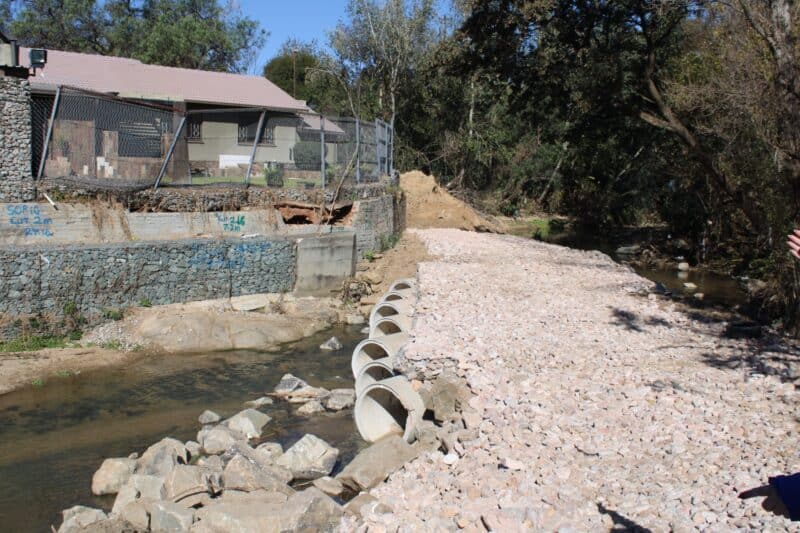 Construction work continues on the Gertrude Bridge in Fontainebleau despite cashflow challenges between contractors and JRA.