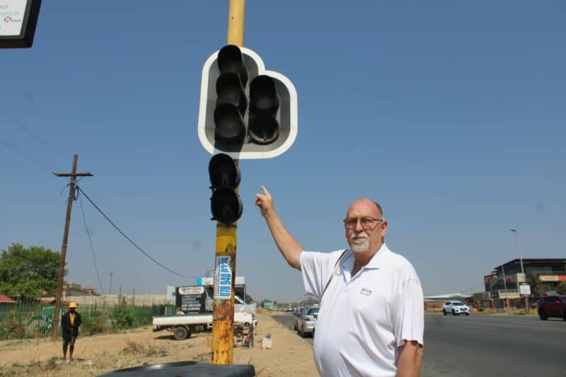 Ward 101 councillor Ralf Bittkau advises the community to stop giving illegal traffic controllers money as it is not their job to direct traffic.