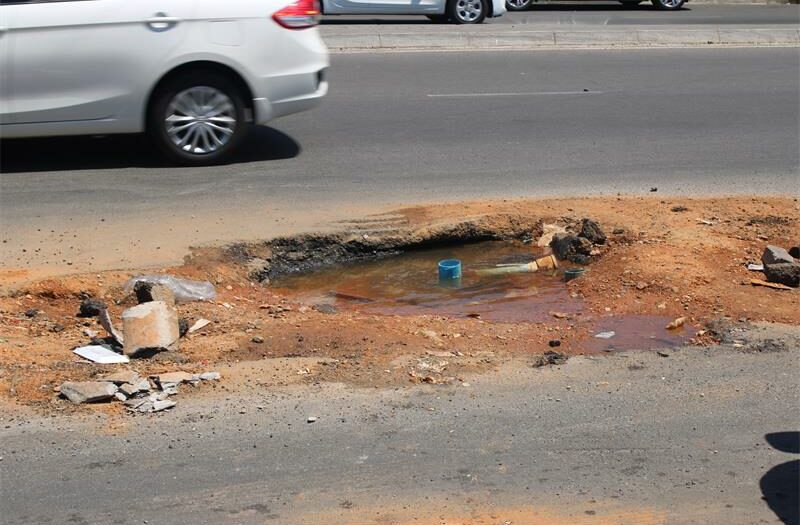 A long-unrepaired pothole on Bram Fischer Drive has turned into a makeshift watering hole for vagrants, sparking renewed frustration over the city’s stalled road repairs.