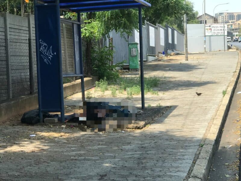 After being spotted, lying under the bus stop shelter on Jan Smuts Avenue, an eyewitness tried to contact the police, but to no avail, eventually flagging down a patrol car in desperation.