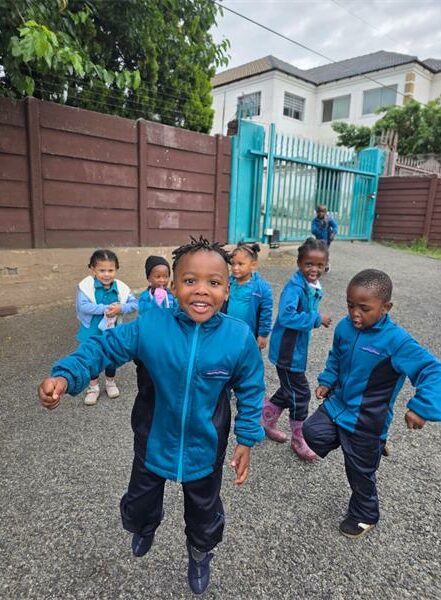 Petts Preschool partnered with the community to instil environmental responsibility in Bloubosrand children by cleaning up Nautilus Park.