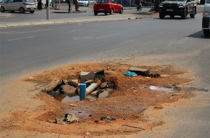 Despite recent repair attempts, a leaking pothole on Bram Fischer Drive continues to collect water, and vagrants are still using it as a makeshift water source.