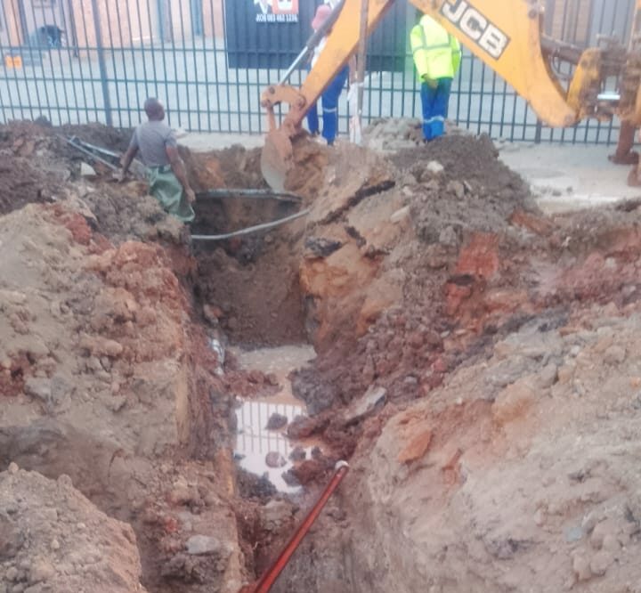 Johannesburg Water finally attends to sinkhole on Knoppiesdoring Road