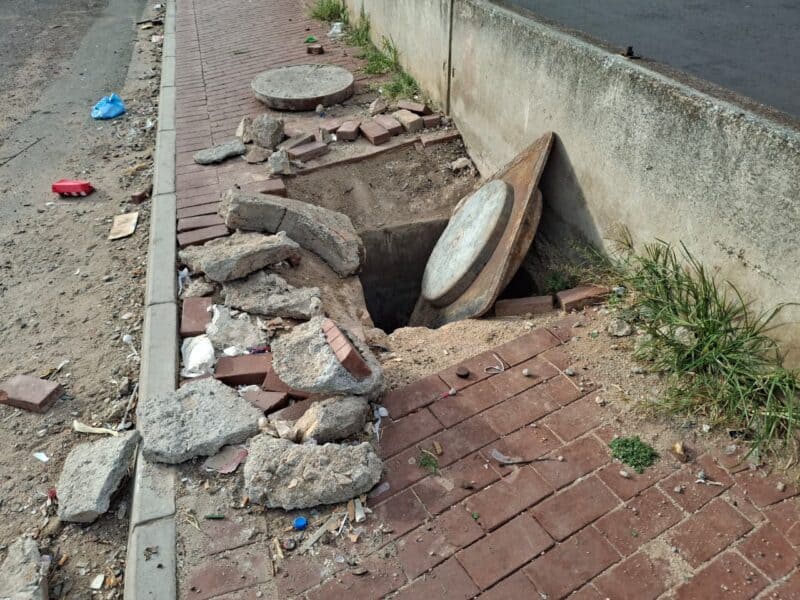 Dangerous open manholes on Jan Smuts Avenue have left locals worried about pedestrian safety and cable thieves.