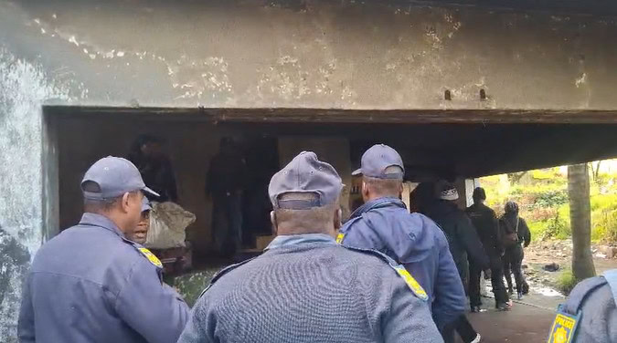 Officials from the Randburg South-West Sheriff of the Court have carried out an eviction at the corner of Main and Bond streets, removing illegal occupiers who ignored a legal notice served on them last month.
