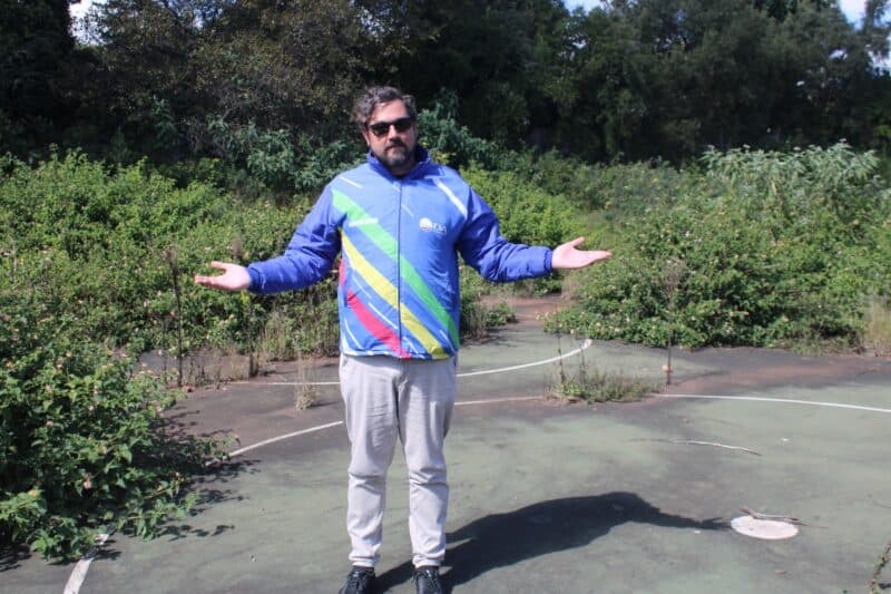 Ward 99 councillor Hendrik Bodenstein worries about the completely deteriorated state of the Linden Tennis Club.