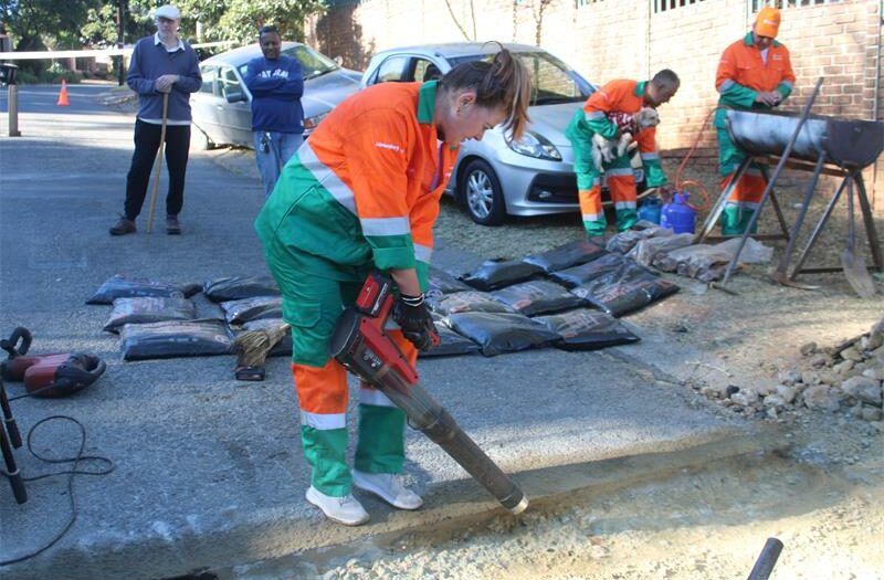 After repeated escalations went unanswered, AfriForum joined forces with the residents to repair the 3-year neglected trench.