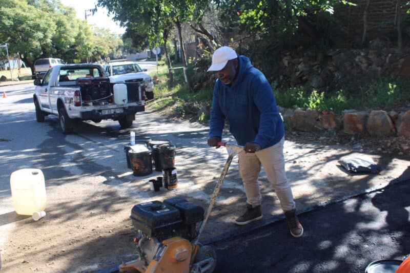 Robindale residents and AfriForum Johannesburg North took action on a neglected Mulbarton Road trench.