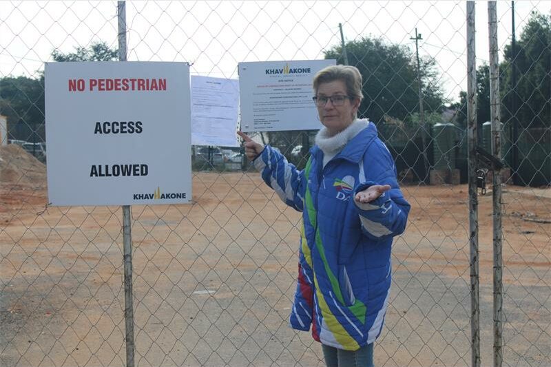A long-delayed social housing project in Randburg has been suspended for the second time this year, with Ward 102 councillor Bea Campbell-Cloete discovering a cancellation notice on the gates during an unannounced oversight visit on June 26.