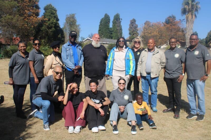 Kya Sands residents and patrollers received blankets and food parcels donated by NorthRiding Residents Association and Douglasdale CPF in celebration of Mandela Day.