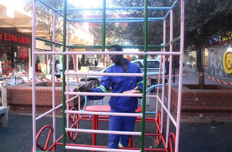 The Randburg Square team partnered with Clean City to clean up Randburg CBD and painted the kids area.