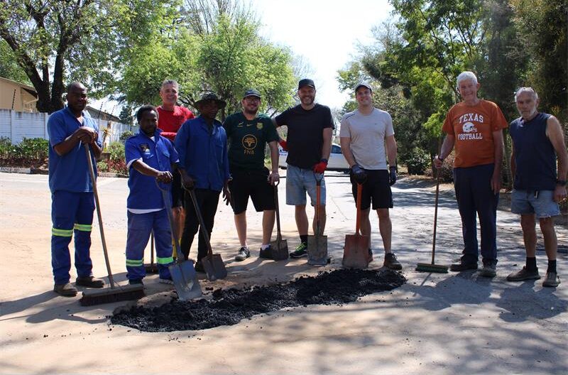 Tired of waiting for municipal help, Bordeaux South residents and their local councillor joined forces to repair dangerous potholes left by a burst water pipe.