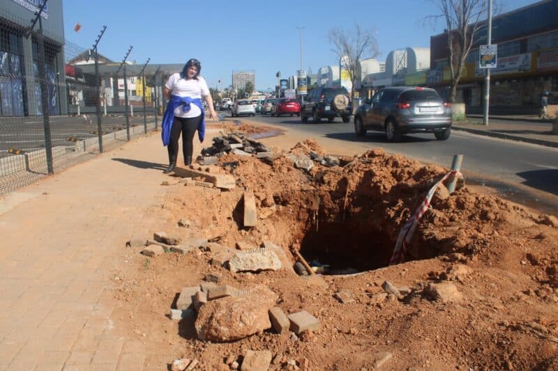Ward 104 councillor Emi Koekemoer at the reinstatement on Nerina Street. Photo: Mthulisi Lwazi Khuboni