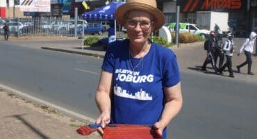 Ward 102 councillor Bea Campbell-Cloete and residents came together to clean and paint along Bram Fischer Drive. Photo: Mthulisi Lwazi Khuboni