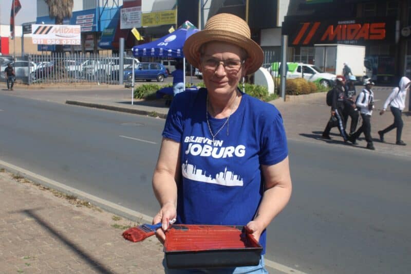 Ward 102 councillor Bea Campbell-Cloete and residents came together to clean and paint along Bram Fischer Drive. Photo: Mthulisi Lwazi Khuboni