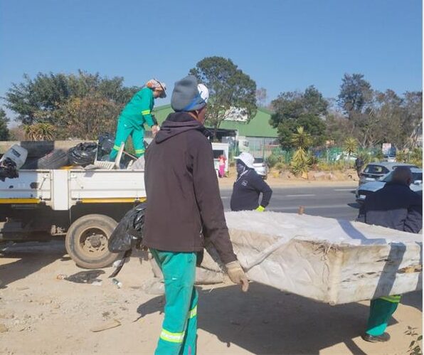 City entities work together to clean the green belt on the CR Swart Drive bridge. Photo: Supplied