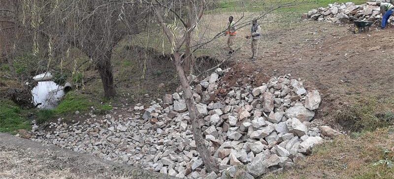 Faced with municipal delays, proactive Randpark residents are using donated rocks to repair a crumbling culvert, saving the city millions and preventing severe traffic chaos.