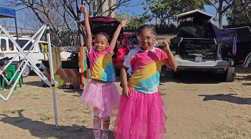 Young Randburg bakers Iminathi and Maya are gearing up for their biggest market yet, bringing their colourful Rainbow Smiles cupcakes to the Meet Me F.O.R Little Market on September 19.