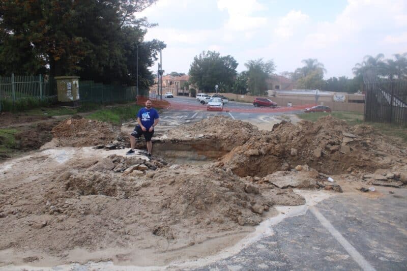 Joburg Water contractors have discovered an additional leak on a 500mm pipeline while repairing an existing burst on Puttick Avenue.