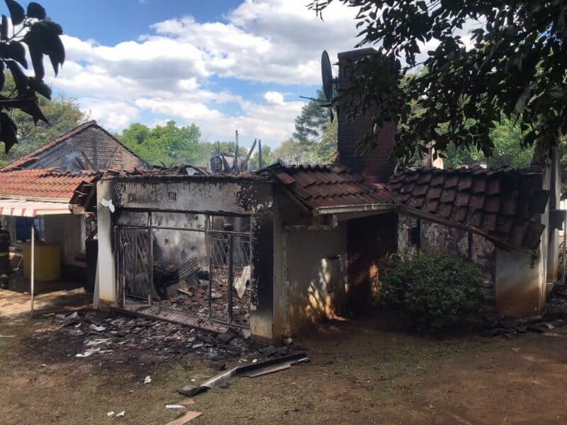 🚨 Firefighters are tackling a blaze at a vacant house on the corner of Republic Road and Jan Smuts Avenue in Randburg, with emergency crews on scene.