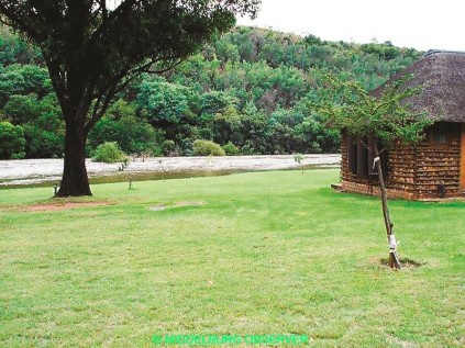 Die water het tot op die voorstoep van Olifants River Lodge se laagliggende chlaets opgestoot. Niemand is egter beseer nie en geen skade aan eiendom is aangerig nie.
