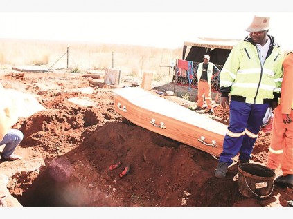 Mnr. Trust Mlilo (van Zumbululo Heritage Solutions) hou toesig terwyl die grafte opgegrawe word.