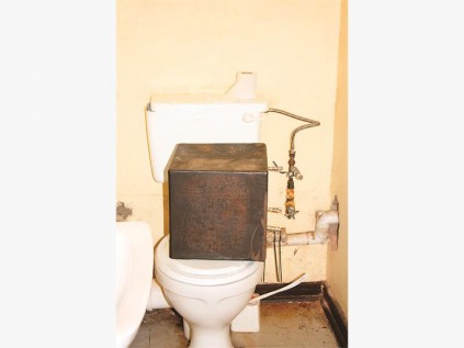 Iraq Finance & Home Loans se kluis is deur die plafon gedra tot by die haarsalon en op die toilet neergesit. Die inbrekers het dit egter net so agtergelaat.