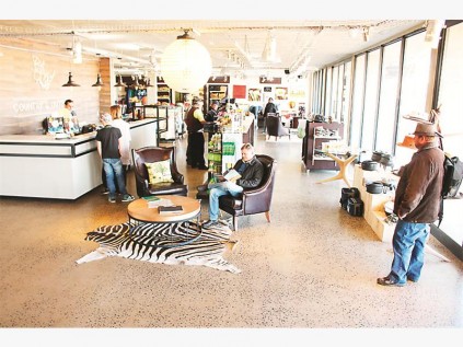 Die besondere oopplan area by die Country & Outdoor winkel waar alle buitelewe klerasie en toerusting gekoop kan word.