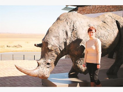 Me. Cornelia Viljoen (van Sausage Saloon) by die brons renosterbeeld.
