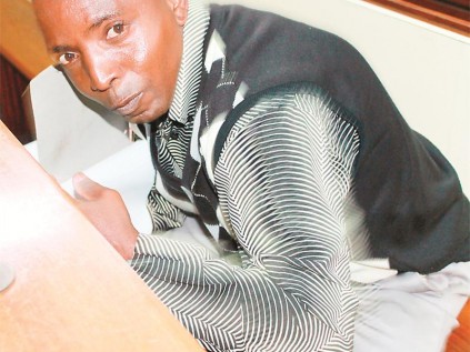’n Aggressiewe Aaron Mavimbela afgeneem in die hooggeregshof sekondes voor hy die fotograaf met ’n pen probeer steek het. Hy is Woensdag skuldig bevind aan die moord van Jacques Naude by Woestalleenmyn in Oktober 2011.