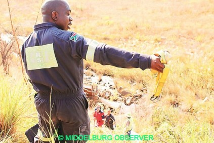 Andrei Mashiloane (waarnemende adjunkdirekteur, brand- en redding) met die reddingstoue wat gebruik is om mnr. David Mbetsi op te hys. FOTO: Daleen Naude.