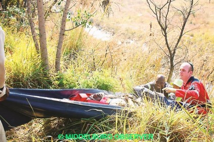 Mnr. David Mbetsi is met ’n reddingseil teen die steil afgrond opgehys. Op die foto het die seil met mnr. Mbetsi net oot die kant gekom.