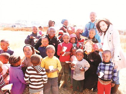 Bongani Maimela (Feed A Child), Judy van Deventer (Feed a Child) and Themba Nkosi and Maryke Biddulph (from Premier Foods, Blue Ribbon) with a few of the children.