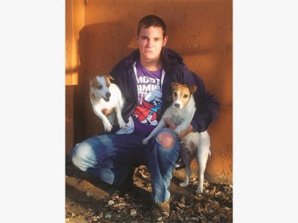Mnr. Frikkie Brits (sekuriteitsbeampte by Mid Alarms) met sy twee Jack Russell hondjies, Jennifer en PJ, wat hom probeer beskerm het toe 'n inbreker in sy huis was.
