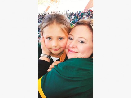 Me. Mariëtte Stapelberg en haar dogtertjie, Mieke (7). Mieke is erg getraumatiseer omdat daar 'n inbreker in hul huis was.