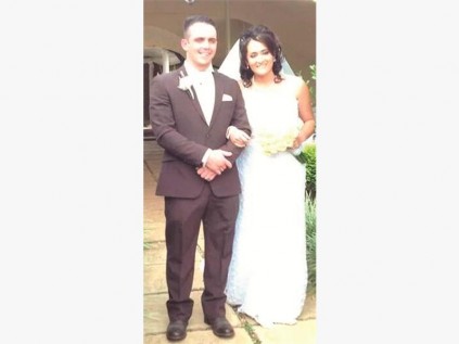Die Gray egpaar, Ivan en Celeste, op hul troudag op 27 April. Hulle kon tot op hede nie wittebrood gaan hou nie, omdat die reisagent nie bespreek het vir hul Thailand vakansie óf hul geld terugbetaal het nie.