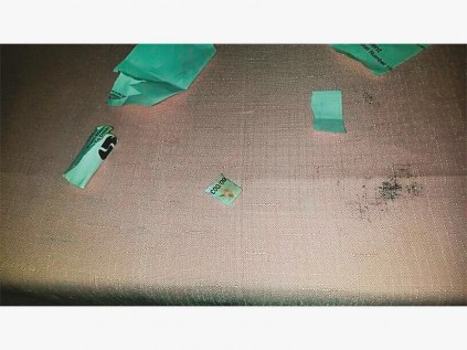 Die zol wat sy uit papier gerol het is afgeneem oomblikke n adat sy op heterdaad in die badkamer betrap is.