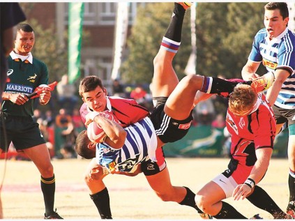 Muller Joubert en Oscar Schuld boender 'n WP-speler oor die kantlyn. Schuld het 'n geelkaart vir dié duikslag gekry. FOTO: Jana Boshoff.