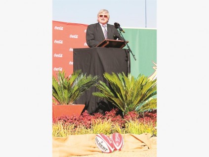 Mpumalanga rugby president, mnr. Hein Mentz, verwelkom die land by die Cravenweek se amptelike opening Maandag.