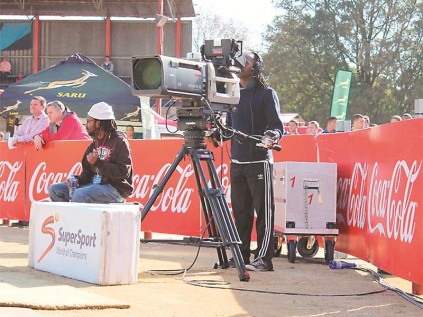 SuperSport saai al die Cravenweek aksie regstreeks uit. Naas die duisende toeskouers, is Middelburg ook nou oortrek van die land se top sportjoernaliste en fotograwe.