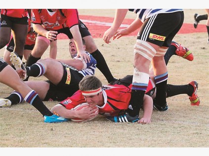Driaan Bester druk 'n drie in die doodsnikke van die wedstryd. Die Pumas het net-net 32-33 teen die Westelike Provinsie verloor.