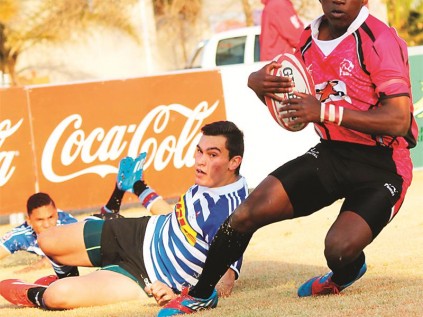Mfundo Ndlovu druk sy drie net voor die rustydfluitjie geblaas het. FOTO: Johann Gresse.