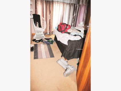 Die kamers is deursoek en omgekrap vir geld en juwele.