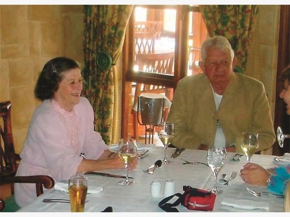Een van die laaste foto's wat tydens 'n familiegeselligheid geneem is van die vermoorde mnr. Koffie en mev. Elna van Heerden van Belfast.