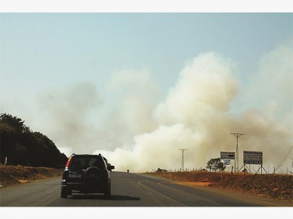 Die veldbrand aan die bokant van Kanonkop (munisipale gronde) het sig erg belemmer op die Stoffbergpad.