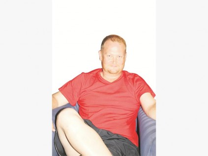 Mnr. Dirk van Wyk (sekuriteitsbestuurder, Middelburg Mall) is Saterdag naby die begraafplaas aangeval en met 'n mes gesteek.