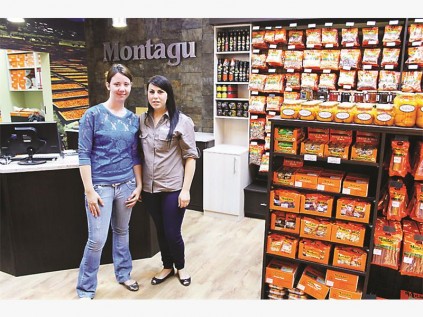 Maryka van der Merwe and Elize Fourie from Montagu are ready for business.