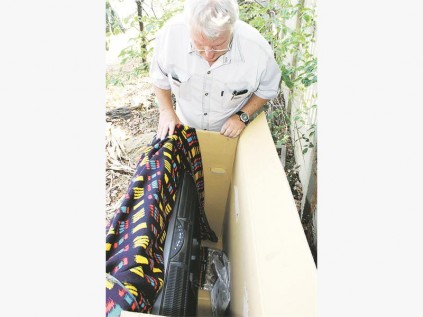 Mnr. Gert Lotter by die TV wat drie inbrekers tydens 'n huisbraak in kombers toegedraai het.
